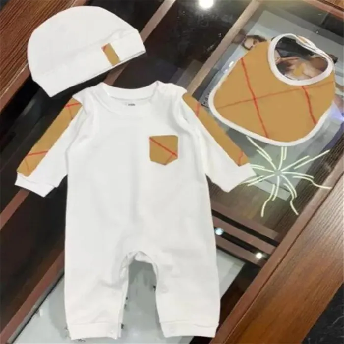 Designer Baby Romper Bomull Baby Pojkar Flickkläder Tecknad Kortärmad dockkrage Nyfödd Jumpsuits Hatt Haklapp 3PC Outfit Klädset