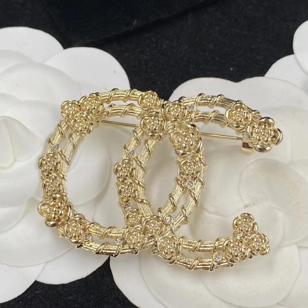 Spilla di loto placcata oro C18k con abbellimento di strass moda nobile broche spilla di lusso designer di gioielli di alta qualità ladie320N