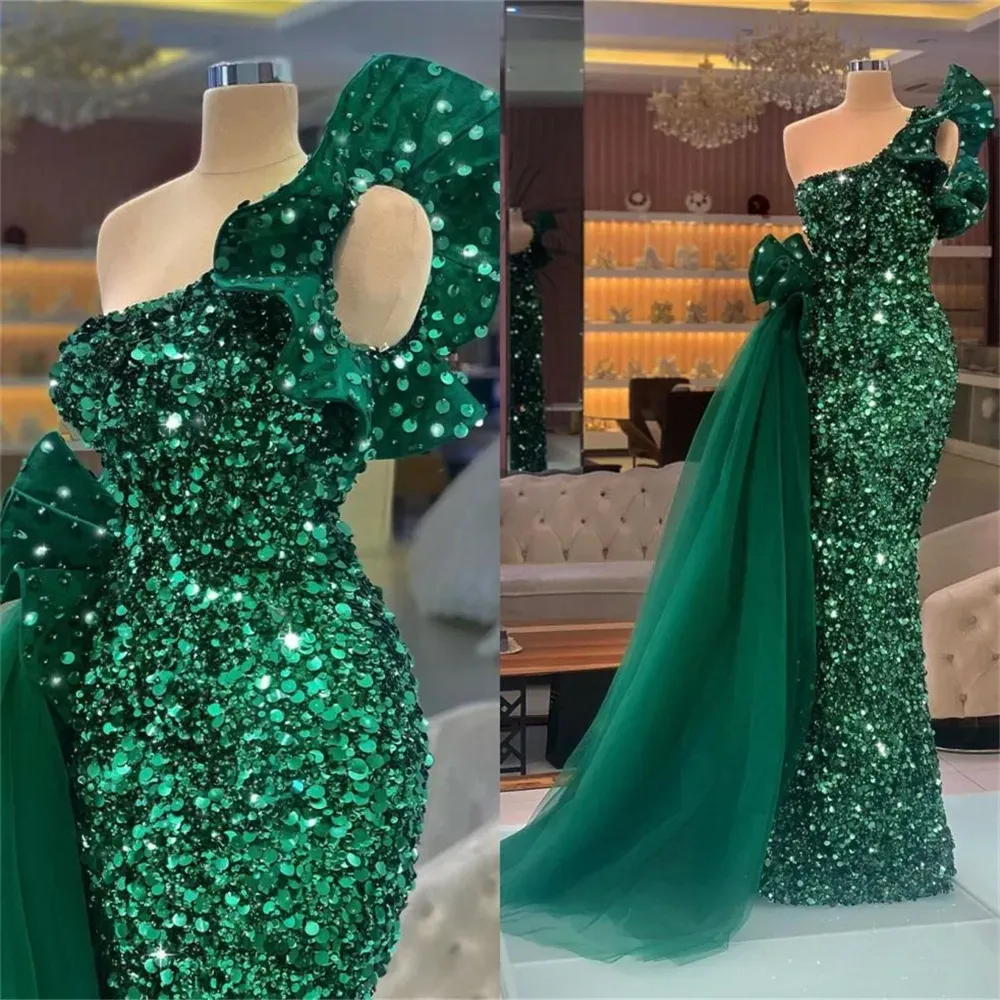 2023 Grüne Pailletten Abendkleider Meerjungfrau Eine Schulter Rüschen Sweep Zug Plus Größe Falten Abendkleid Formale Custom vestidos