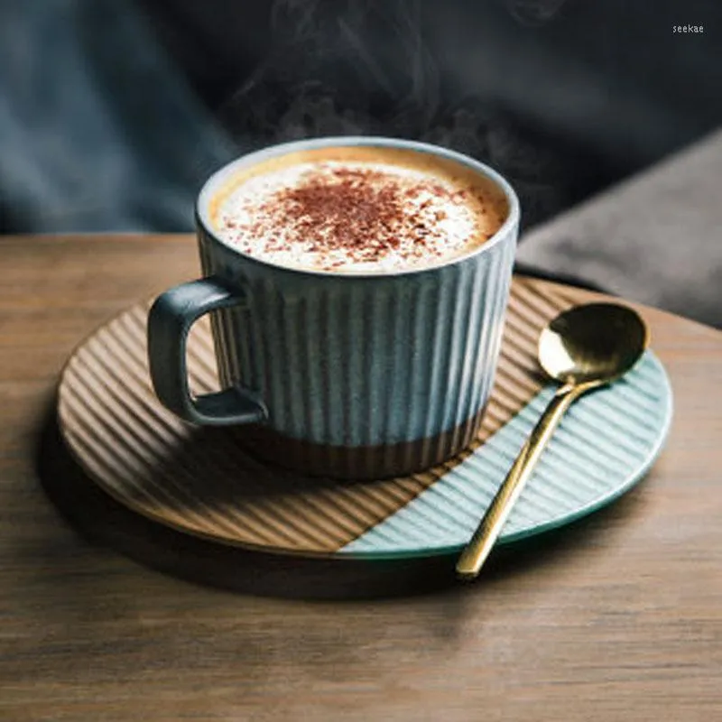 Kupalar Avrupa tarzı basit kahve fincanı retro seramik espresso ve tabak seti yaratıcı ikindi çay çelenk