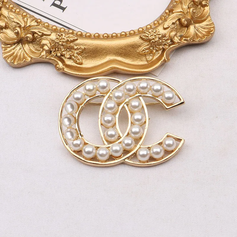 Diseñador vintage Suéter Traje Collar Pin Broches Marca de moda Doble letra Oro Plata Cristal Perla Rhinestone Broche para hombres Mujeres Joyas Regalos