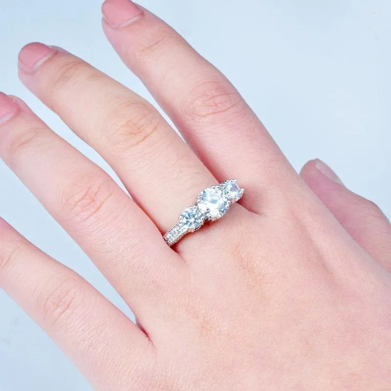 Anéis de casamento Luxo requintado requintado prateado ring ring ring feminino zircão branco para a banda de noivado de noiva Jeias de festa de presente