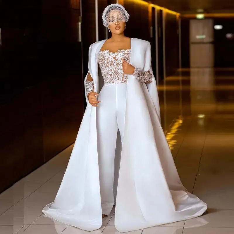 Chic Arabe Femmes Combinaisons Robes De Mariée Dentelle Applique Manches Longues Robes De Mariée Avec Cape Moderne Élégant Blanc Satin Robe De Novia