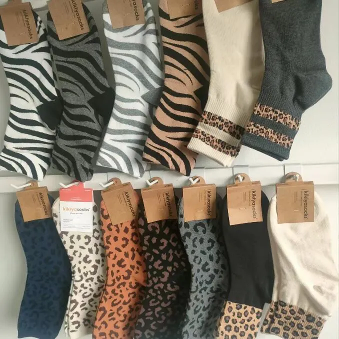 13 Renk Leopar Baskı Çorapları Kızlar İçin Aksesuarlar Kadın Sonbahar ve Kış Sıcak Orta Soklu Çorap Hayvan Dokulu Kadın Çorapları