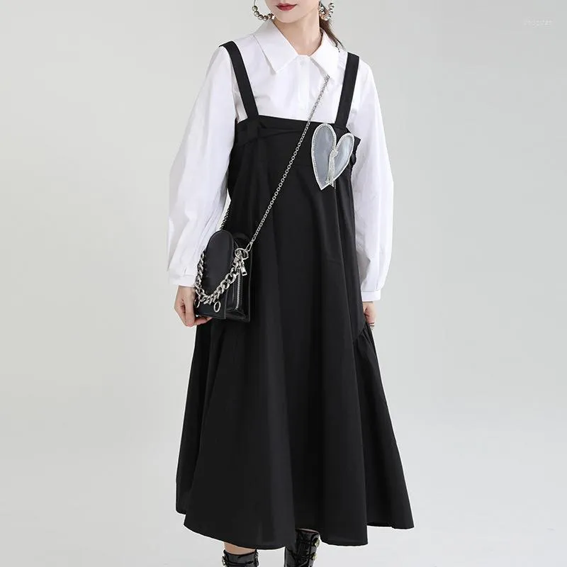 Vestidos casuais Autumn Femining Clothing 2023 Moda Little Black Straps Francês Design Temperamento Sense de Big Swing solto