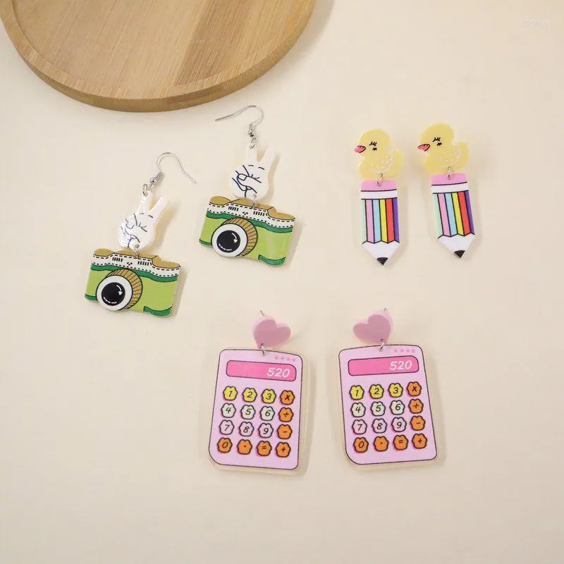 Pendientes colgantes creativos cámara divertida calculadora forma de lápiz acrílico lindo Animal de dibujos animados pato amor corazón pendiente para mujer Accesorios