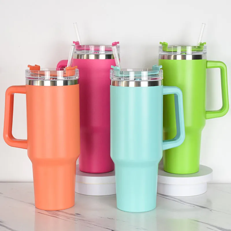 Copo de caneca reutilizável de 40 onças com alça e copos de viagem isolados de aço inoxidável de palha de grande capacidade para manter as bebidas frias