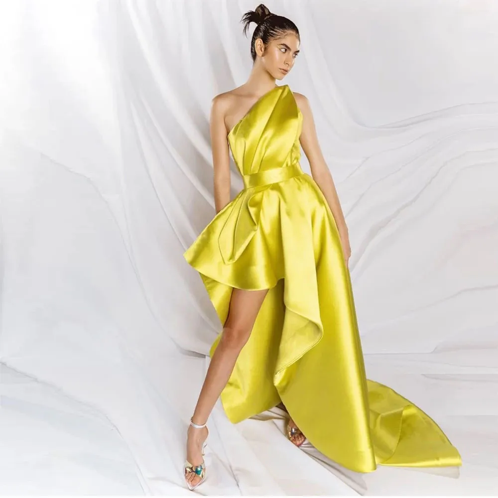 Gelbes, schulterfreies High-Low-Abschlussballkleid, plissiert, asymmetrisch, Cocktailpartykleid, Satin vorne, kurz, hinten, lang, für besondere Anlässe