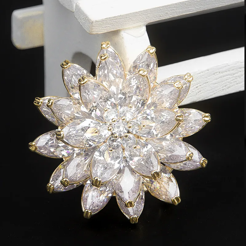 Luxe étincelant trois couches neige Lotus zircone broche femmes pull costume Corsage châle bouton vêtements accessoires