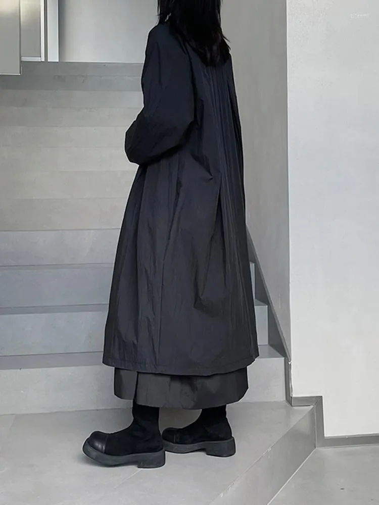 Damskie okopy płaszcze kobiety moda czarna pojedyncza kieszeń na piersi pełny rękaw 2023 Autumn mniejszość luźna elegancka, swobodna płaszcz