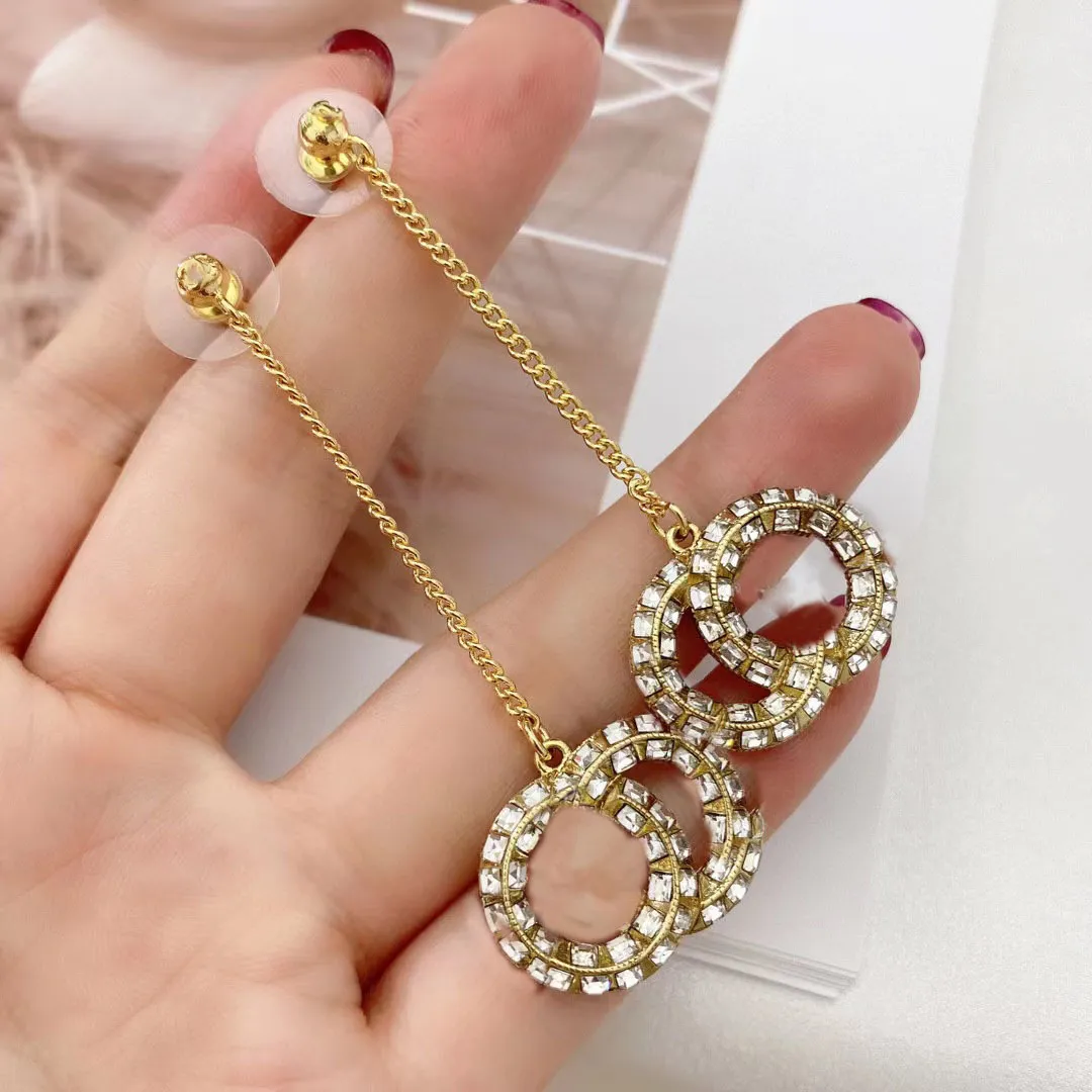 Diseñador de moda Cuelga aretes de diamantes dorados para mujer dama Fiesta amantes de la boda regalo joyería de compromiso con bolsa de franela