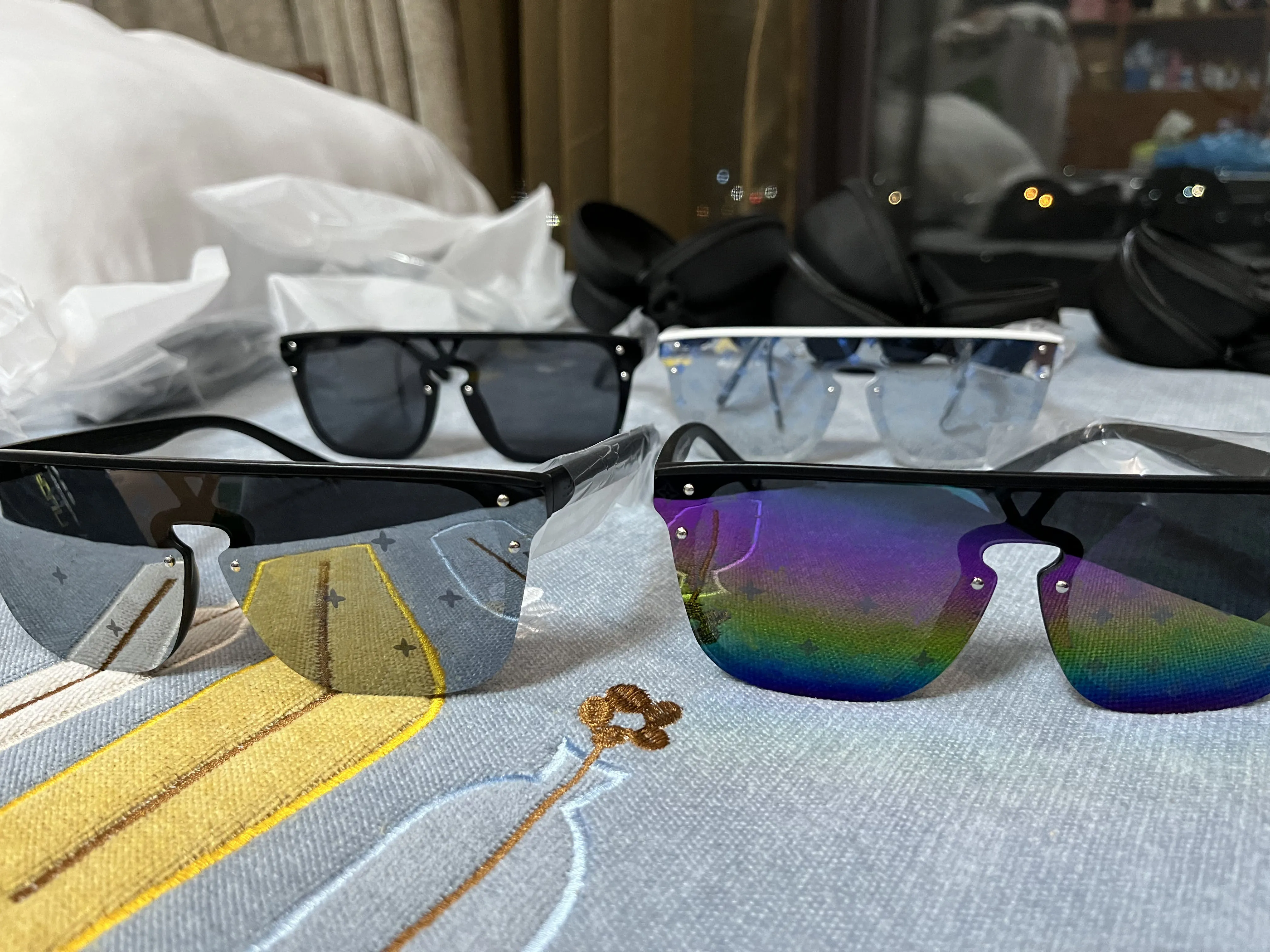 Neue Mode Luxus -Designerin Sonnenbrille für Männer und Frau Vintage Letter gedrucktem Farbfilm Brille Trend Freizeit Freizeit