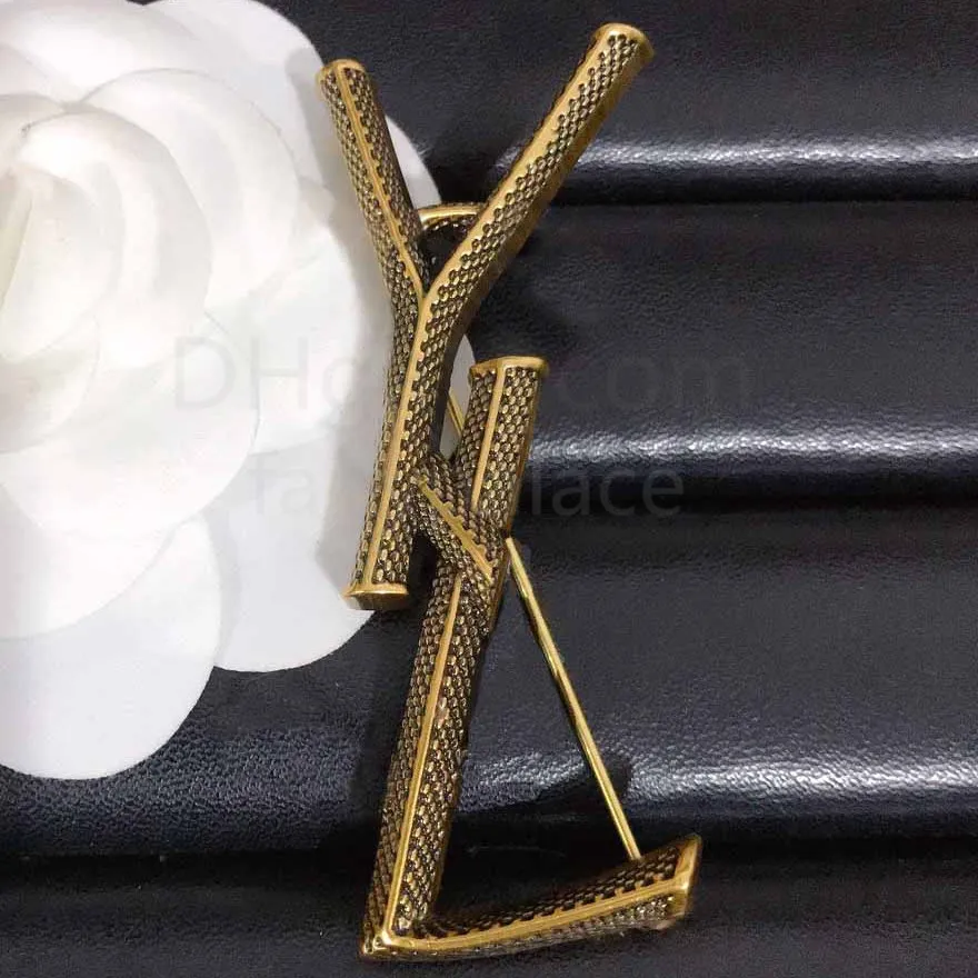 Novo designer de broches de moda de luxo para homens homens simples letras clássicas broches dourados pin par da festa de casamento acessórios de jóias de alta qualidade por atacado