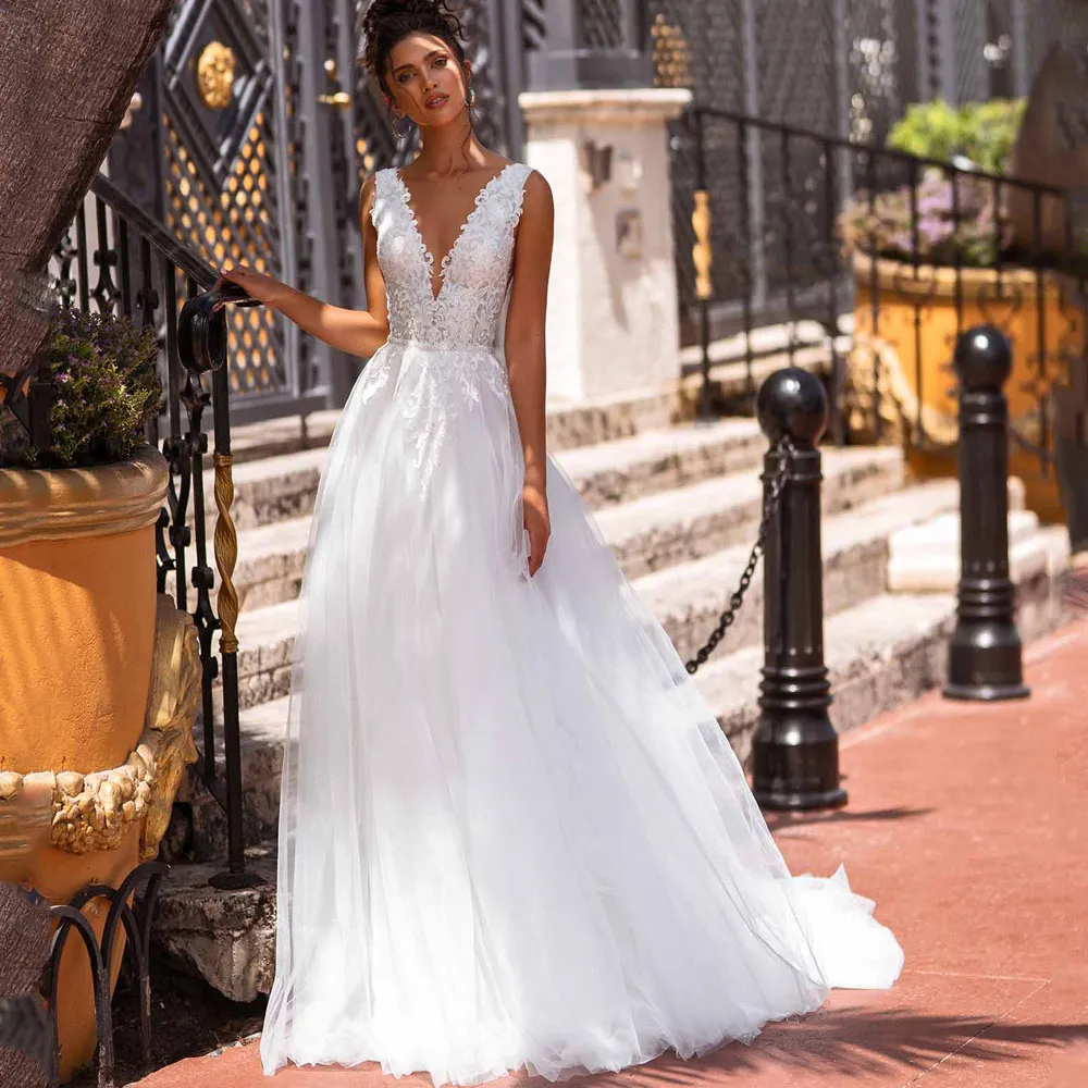 Abiti da sposa eleganti in pizzo bianco A Line per le donne 2023 scollo a V senza maniche in tulle con perline Beach Abito da sposa senza schienale Abiti da sposa con applicazioni