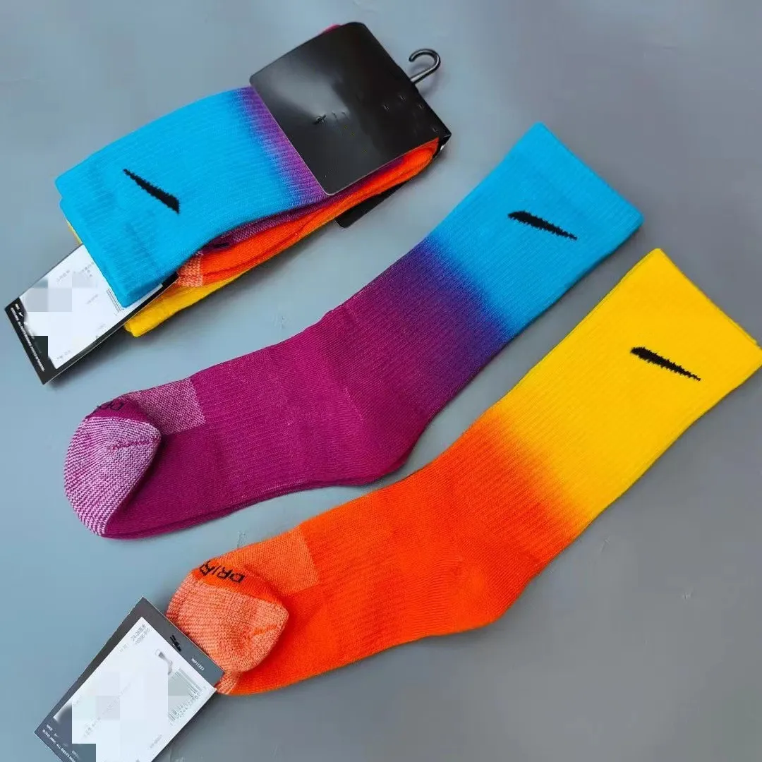 Men's and Women's Athletic Socks Basketball Sock New Fashion Casual Breathable Gradient Socks Two Pairs of High Tube