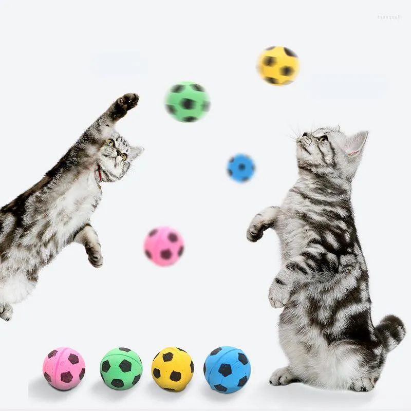 Cat Toys 1/3/5/10 PCS Professional Latex Foam Football Pet Dog Toy Roliga husdjur Squeaky Ball Interactive Training Accessories