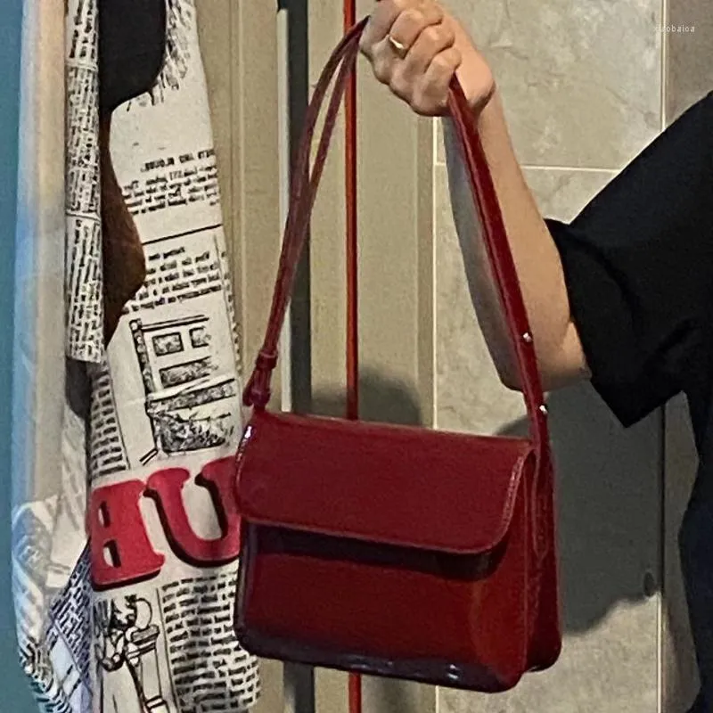 Kvällspåsar Elegant patentläder Kvinnors lilla fyrkantiga väska damer vintage axel crossbody mode enkla kvinnliga handväskor tygväska