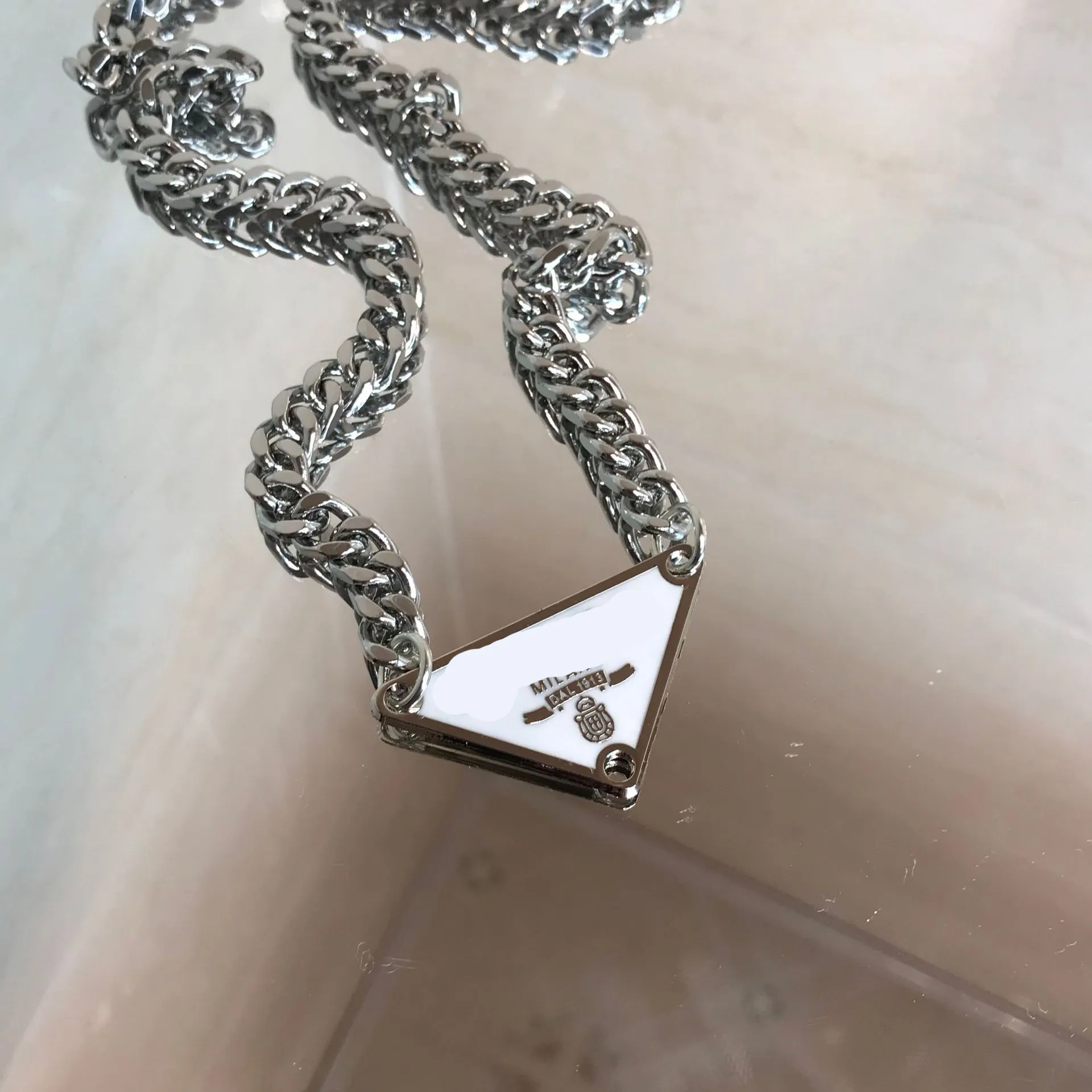 Womens Mens Luxury Designer necklace Chain Fashion Jewelry Black White P Triangle Pendant Design Party Silver Men Necklaces Jewell283D