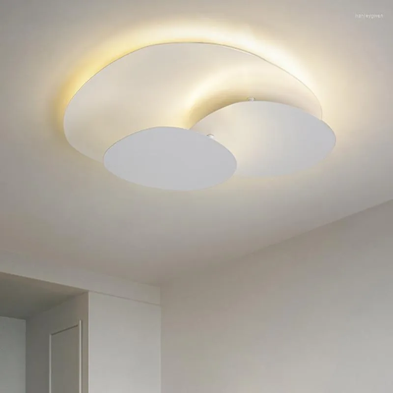 Światła sufitowe Nordic White Metal Dimmable by zdalnie sterować sypialnią Kreatywne oświetlenie żyrandola Montowane Luminarias Light