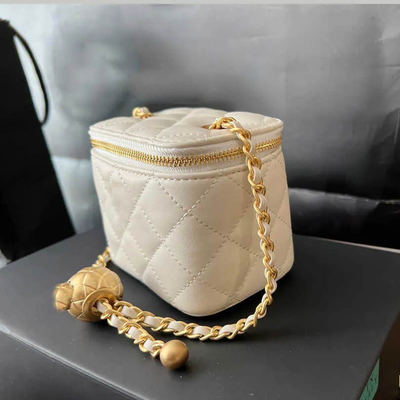 Hot Wholesale Designer Handbags V Zig Zag Shoulder Bag Lou Camping Bag In  Leather Quilted High Quality Messenger Bag Women Purses M57700 1 From 54,04  € | DHgate