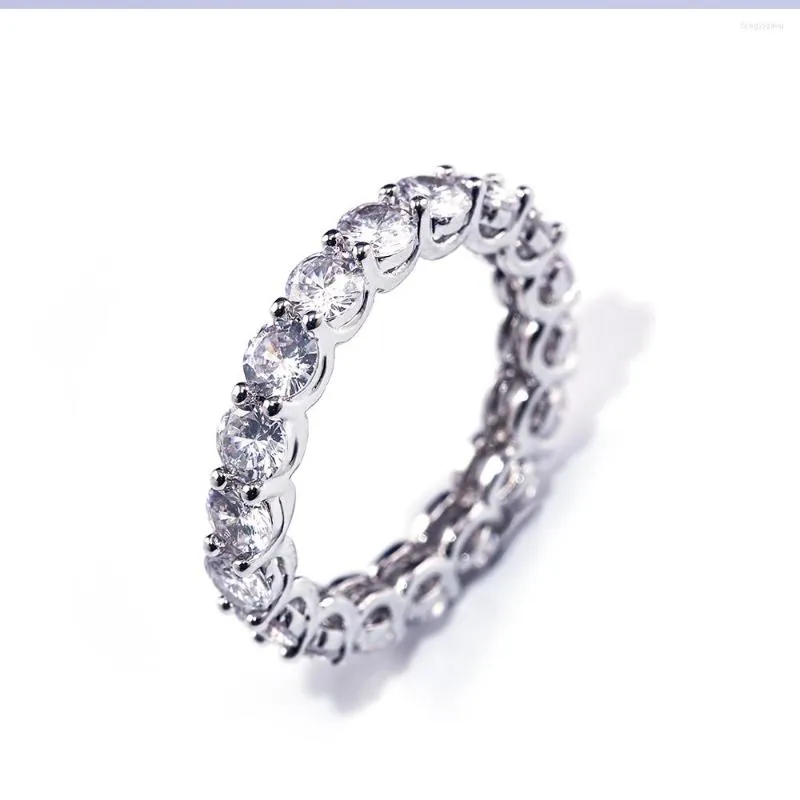 Bröllopsringar Hyperbole Round Finger Ring Band med Full Circle Zircon Stone Dazzling Women Jewelry Luxury Proposal Present