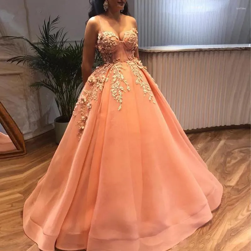 Party Dresses Dubai Arabic Long Prom 2023 Spaghetti Strap Sweetheart Peach Pärlad spets Applique Formella aftonklänningar Ankomst