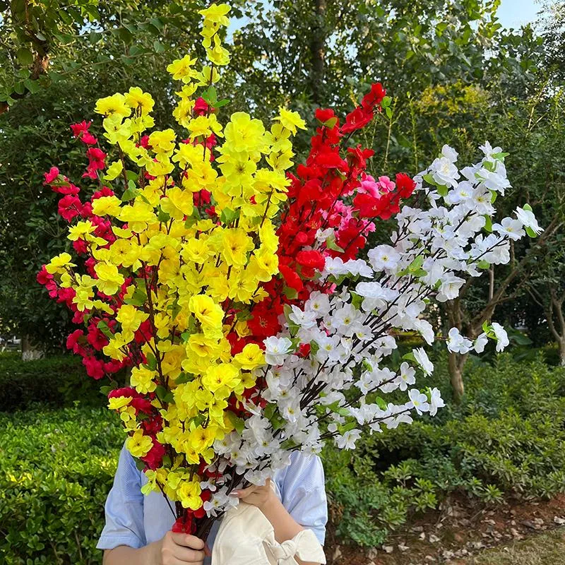 装飾的な花ピンク黄色の白い絹の桃の花人工花125cm長い枝の春の枝の結婚式の家の飾り1PCS