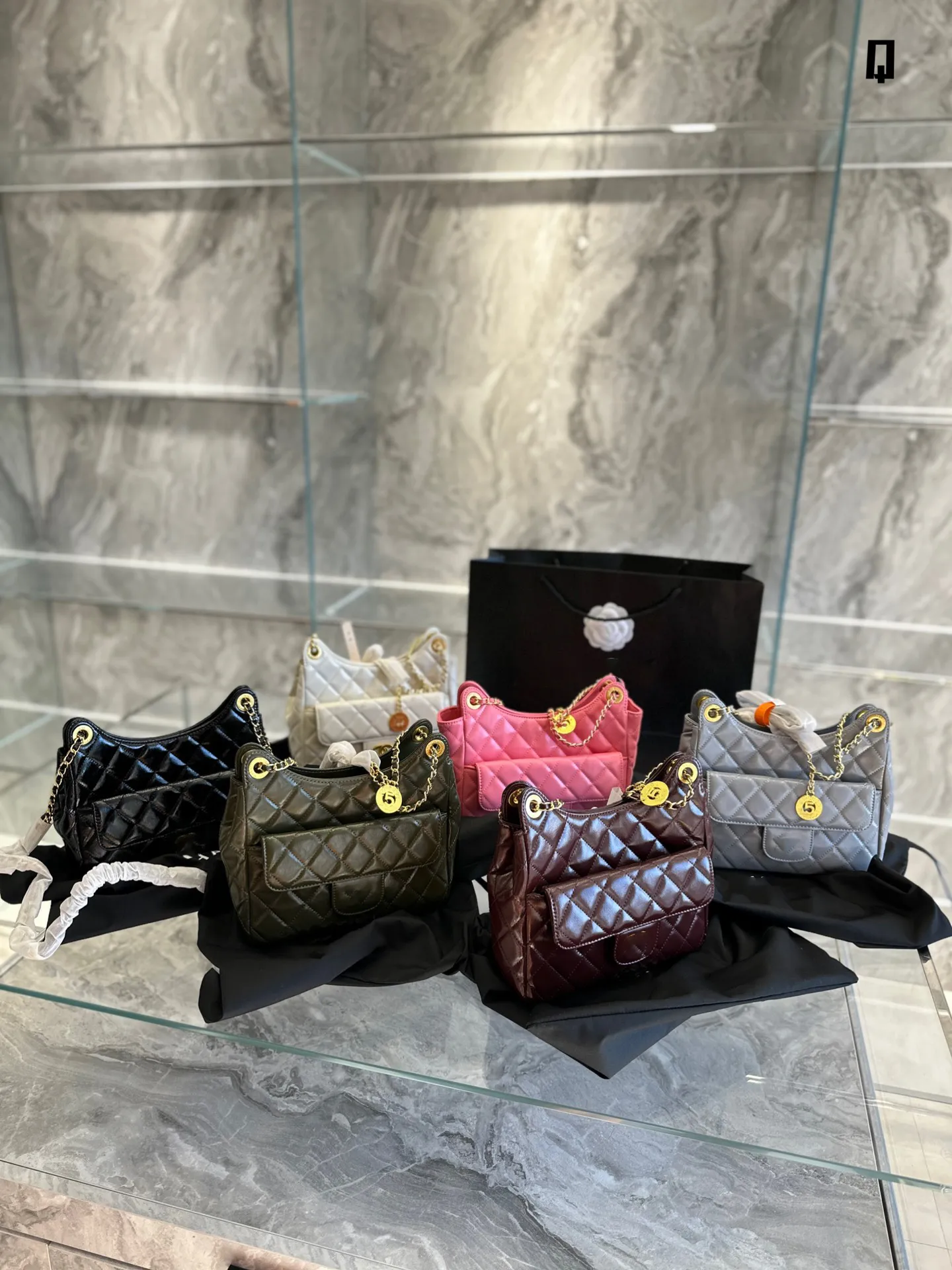 Bolsas de moda Crossbody Designers de moda Bolsa de ombro de luxo bolsa de bolsa de marca Patente Material de couro de molinete de molinete 2023 Nova cadeia de inverno