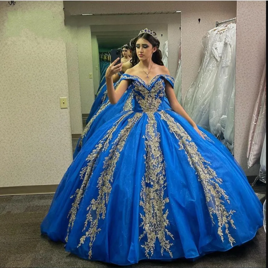 2023 Królewskie Blue and Gold Quinceanera ubierają się od ramion Kwieckie koraliki aplikacyjne Pearls Princess Sweet 16 Dress Party228l