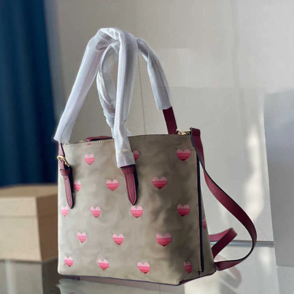 Duże totes Coabag Luksusowy projektant torby skórzana torebka Kobiety Vintage Love Heart Wzór sklepowy Torby na ramię Crossbody 221019