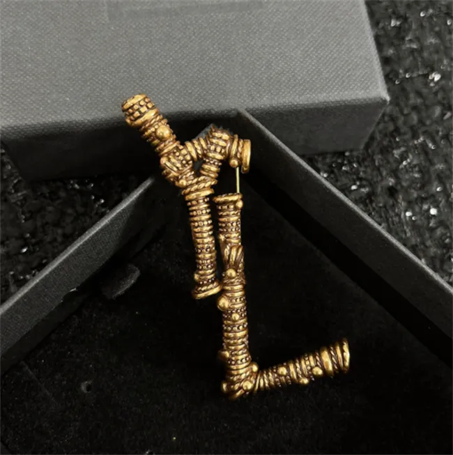Lüks moda bronz tasarımcı erkekler broş broş pimleri marka altın mektup takım elbise pimi bayan özellikleri tasarımcı takı