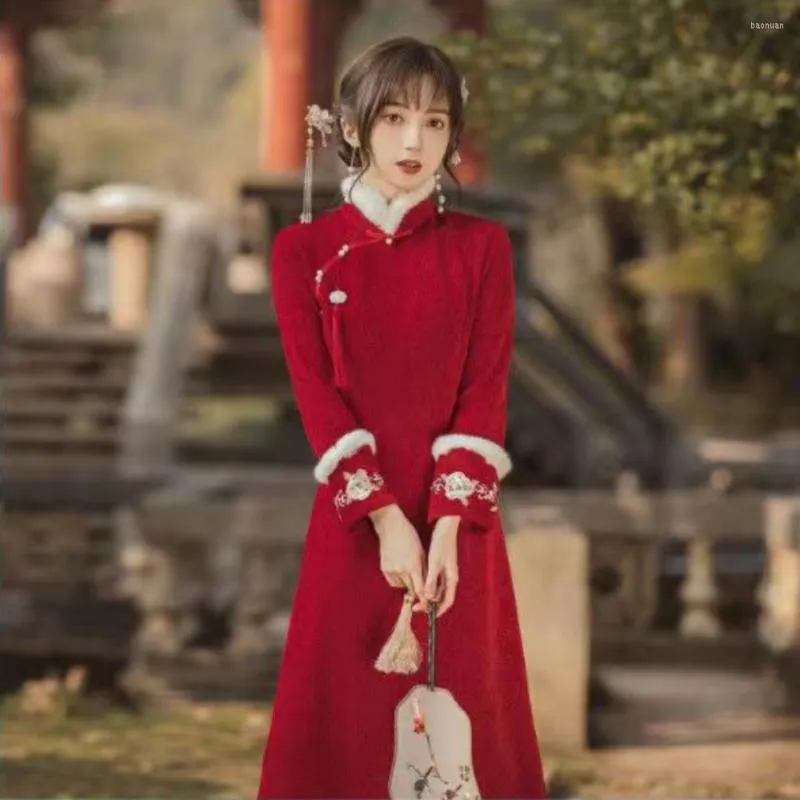 エスニック服の赤いチョンサムプラスサイズヤング長袖レトロ改善マンダリンカラーエレガントな暖かい秋の冬の中国のドレスの女性