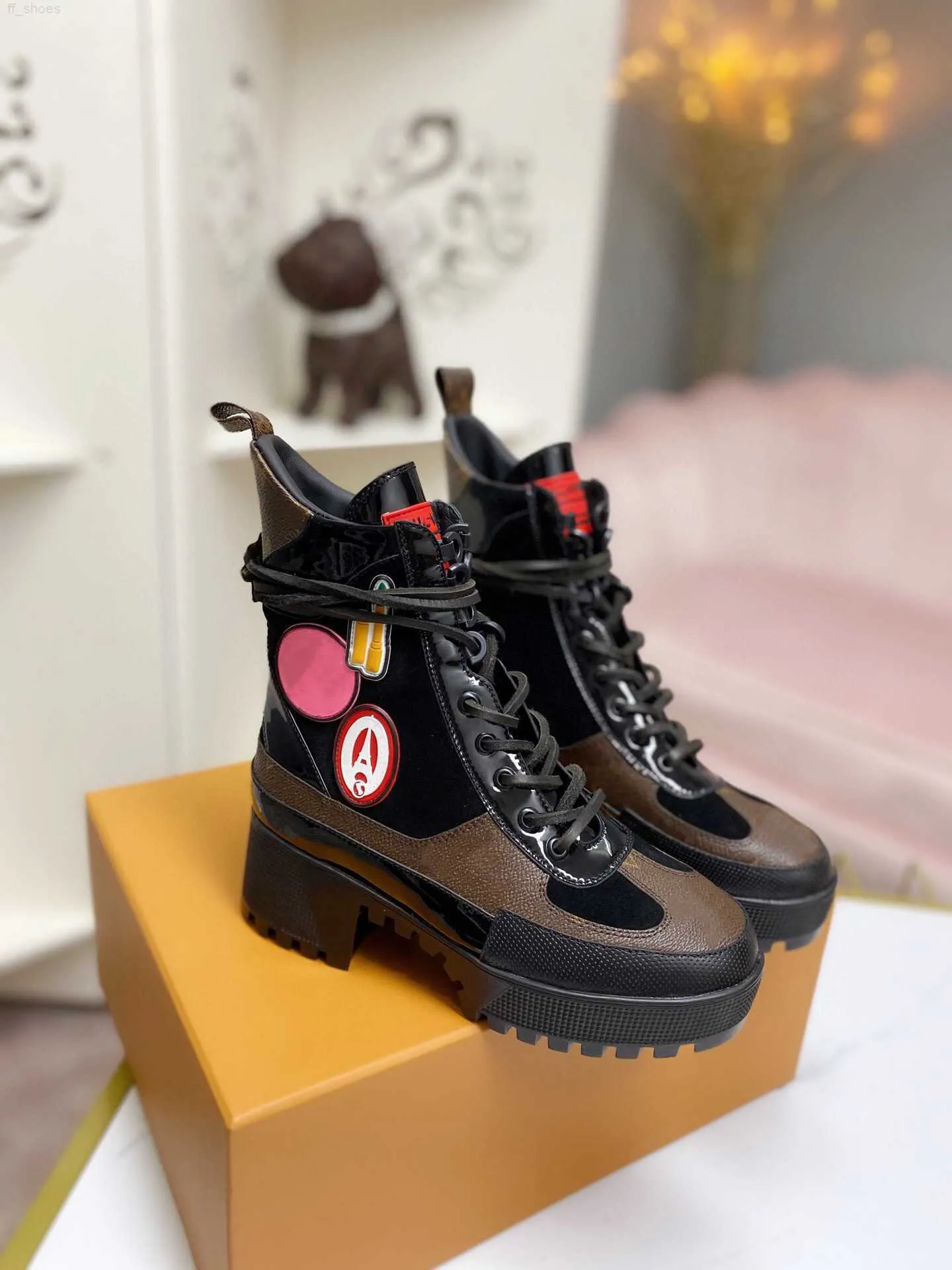 2023 Ladies Designer Boots Classic Martin Martin عالية الجودة من جلد البقر المطاط الواحد