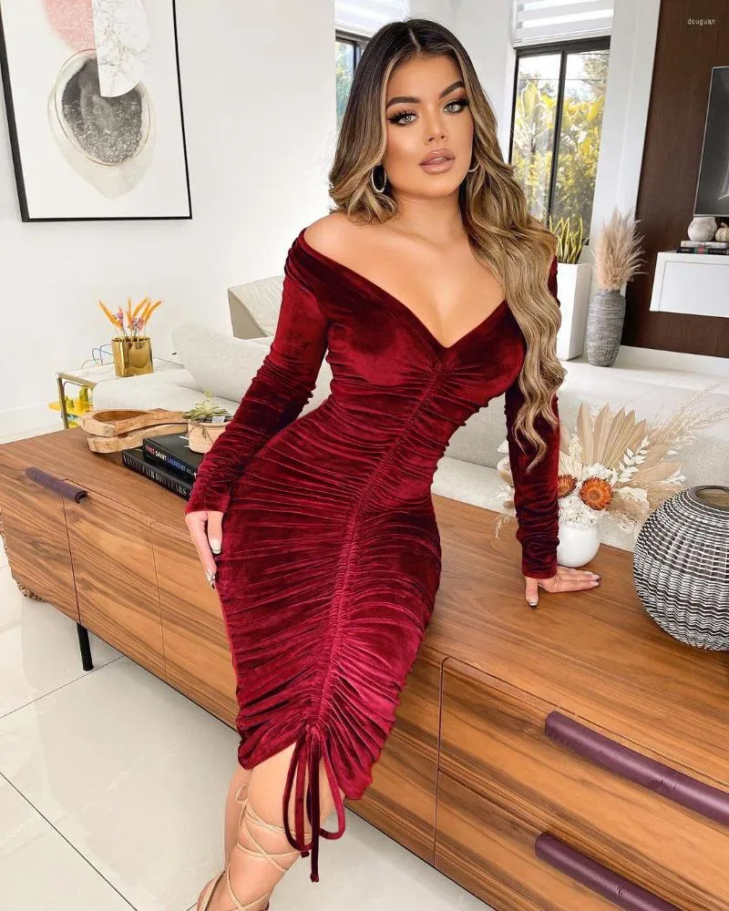 Casual jurken Off schouder fluwelen jurk vrouwen herfst winter lange mouw shirring bodycon elegant backless avondfeest midi vestido