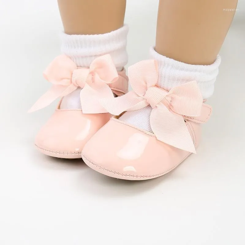 Första vandrare födda babyskor barn pojkar flickor klassisk bowknot gummi ensam anti-slip pu klänning spädbarn vandrare småbarn spjälsäng