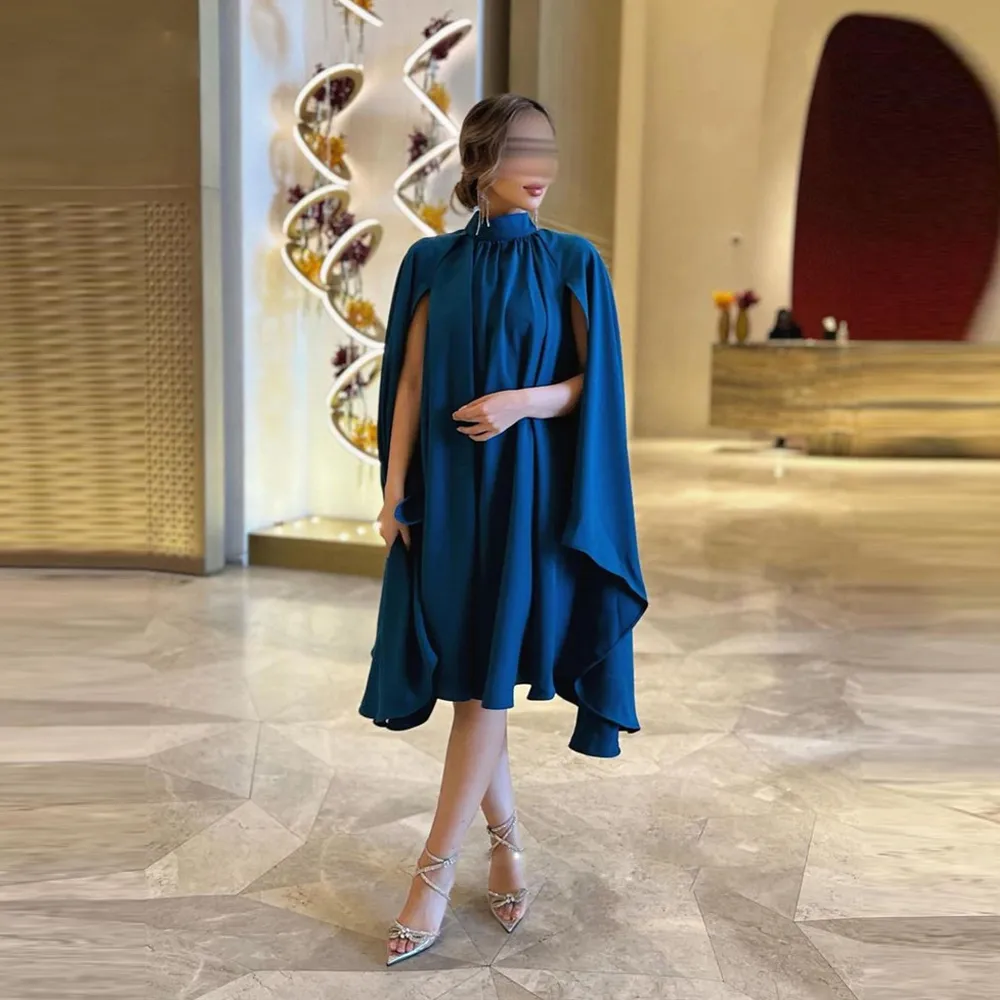 Robes de bal droites bleues longueur genou avec manches cape dos nu robe de soirée courte queue robe de soirée plissée en satin pour occasions spéciales 326 326