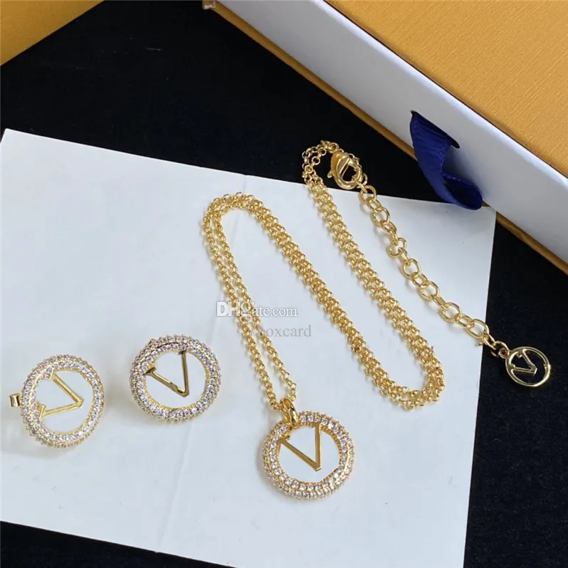 Full Diamond Golden Necklace Crystal Round Circle Letter örhängen Kvinnor Designer Rhinestone Pendants Ear Hoops Smyckesuppsättningar