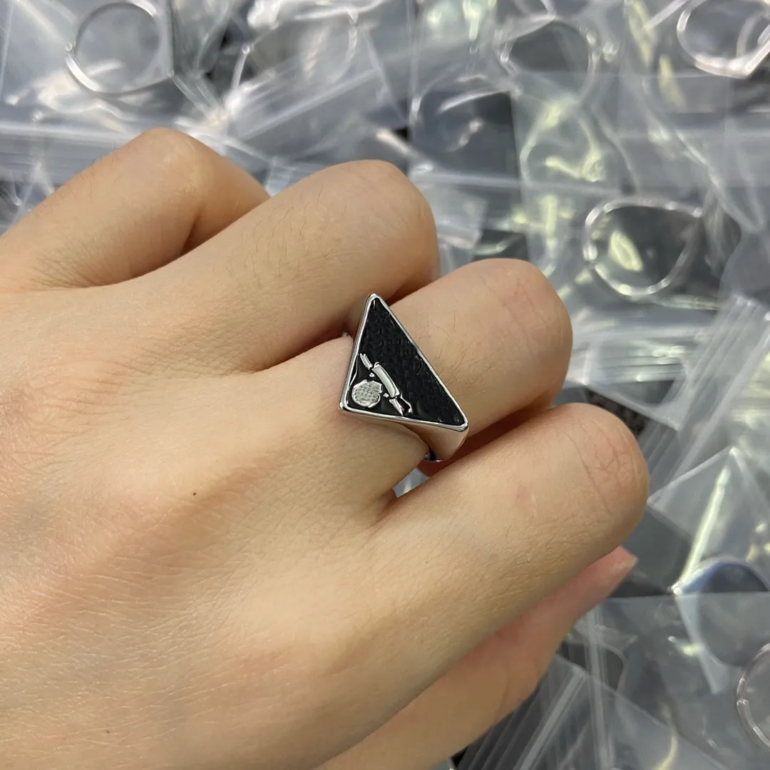 Wedding Rings Letter Ring Omgekeerde driehoek Wit en black metal Punk Temperament STRAAM SHOT MASTER Simple Female PR1 --01 Sieradenfeest Valentijnsdag Geschenken