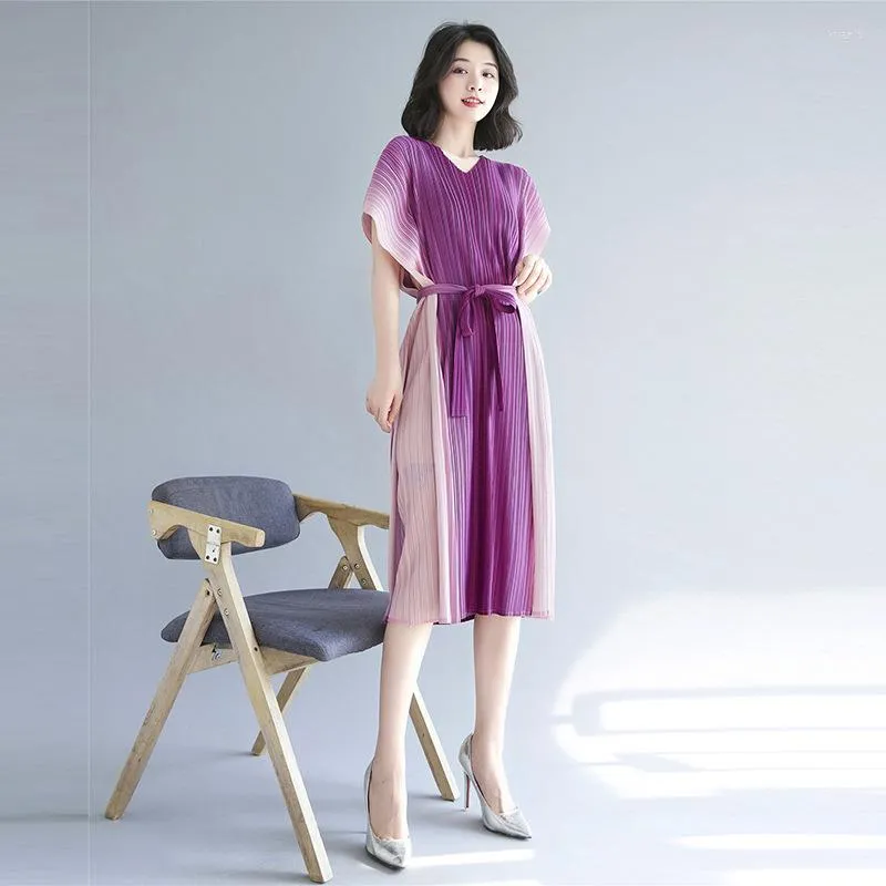 Casual Dresses Miyake Pleated 2023 Summer High-End Ladies kjol French Western Style Age-Reducing midje V-ringklänning