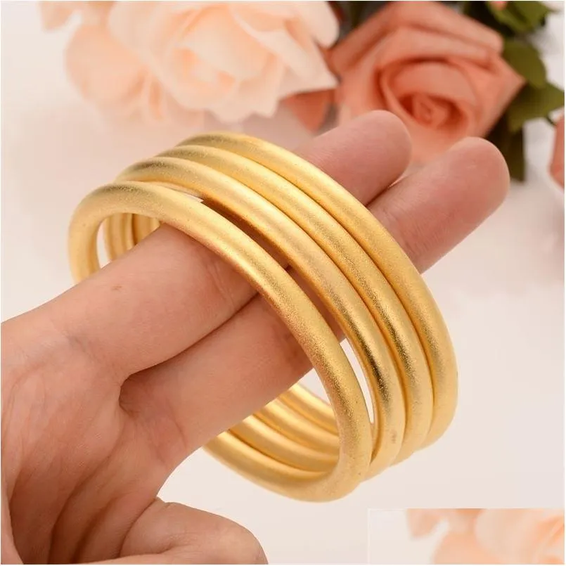 Pulseras con dijes 24K 65 mm Oro Dubai Brazalete Pulsera África Artículos árabes 4 piezas Ensamblar Moda al por mayor Joyería de voladura abrasiva Dhcwn