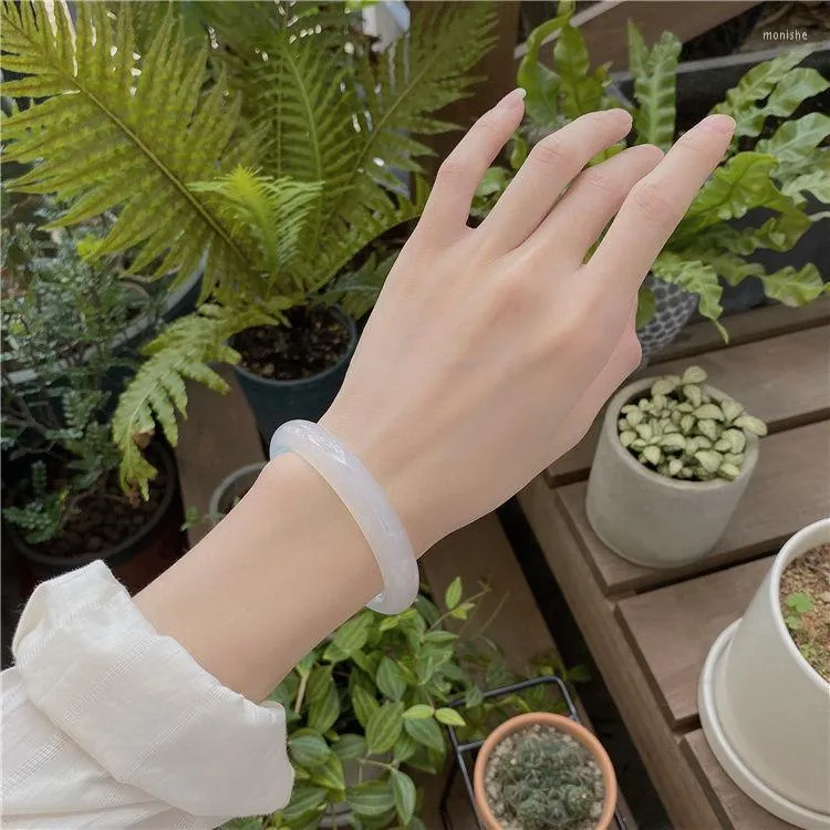 Bangle White Jade Pith Armband kvinnlig stil fin antik tjej litchi frysta agat jingle ung