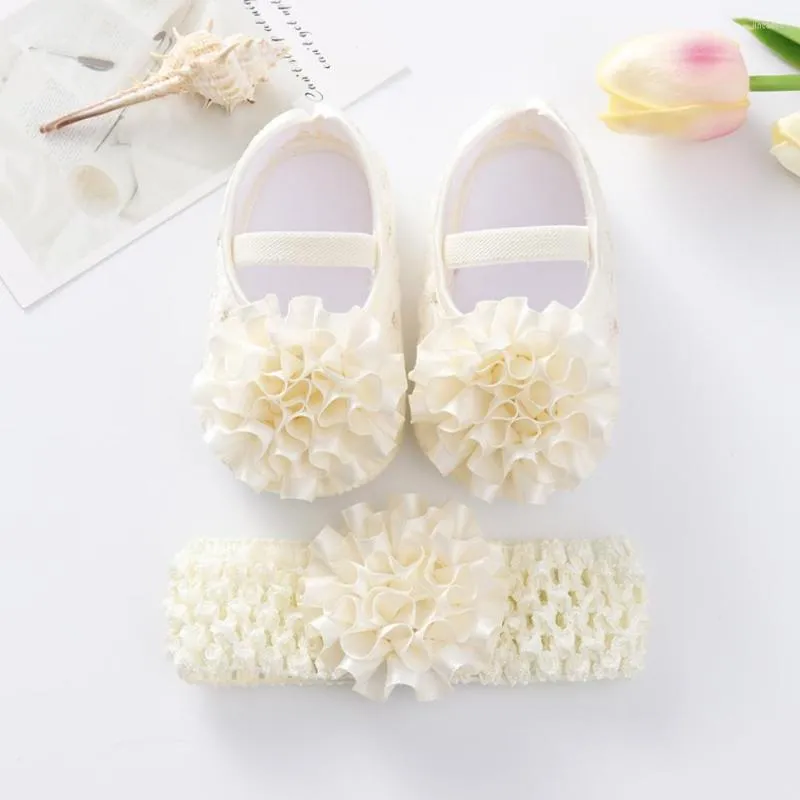 First Walkers Baywell Elegant Flower Princess Shoes for Infant Girls - يتميز بإغلاق مشبك ويأتي مع شريط شعر مطابق