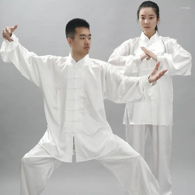 Сцена носить традиционную району униформы для длинного рукава Wushu Упражнение