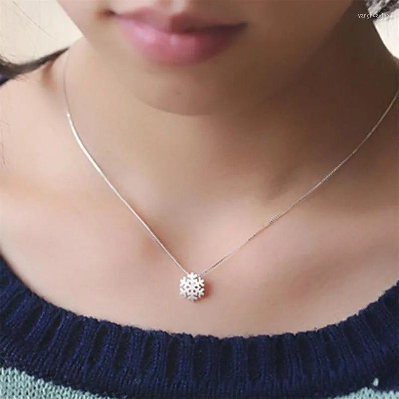 Pendant Necklaces Silver Plated Jewelry Fashion Romantic Exquisite Snowflake Female Clavicle Rope Chain N055