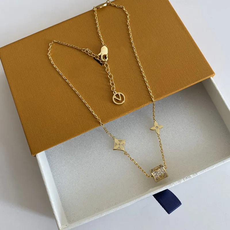 Mit BOX Designer Klassische Luxus Anhänger Halsketten Frauen 18K Gold Brief Ring Halskette Luxus Schmuck Blume Männer Anhänger