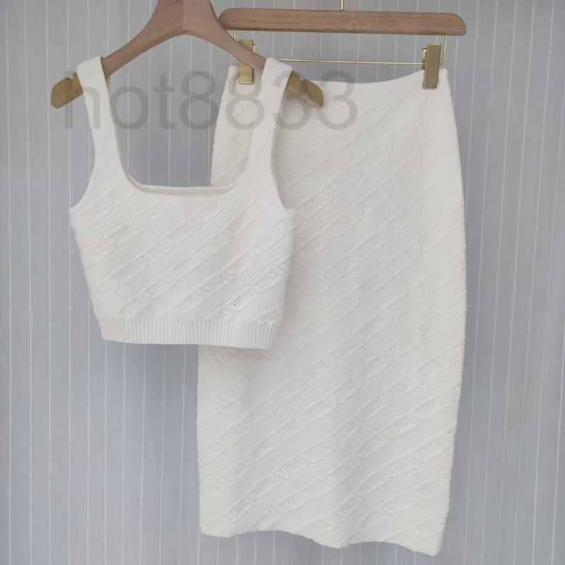 Vestido de dos piezas Correa de diseñador chaleco abrigo de glúteos falda traje de niña caliente principios de otoño 2022 nuevo estilo carta en relieve tejer conjunto de dos piezas FSOX