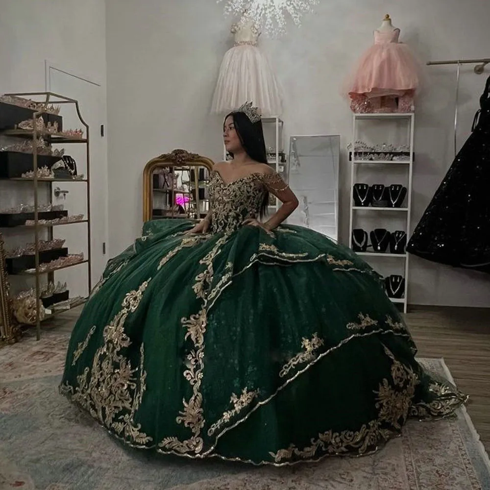 Emerald Green Quinceanera klänningar från axeln Tiered Sweet 15 Prom Gown Lace Appliques Vestidos de 16 Quinceanera