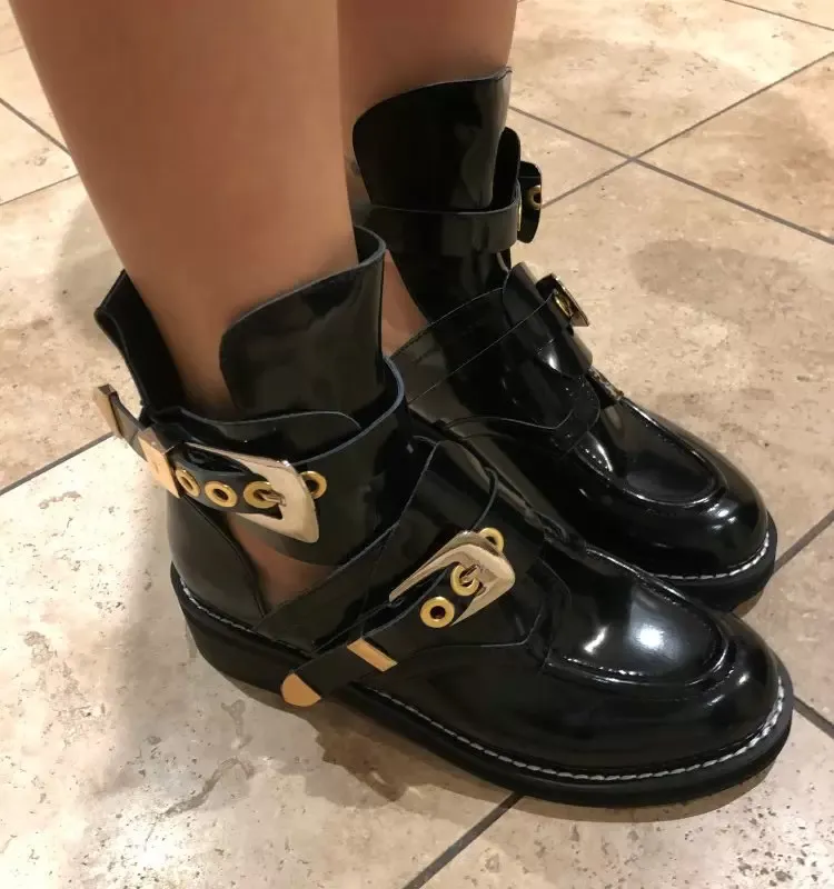 SALE-PUNK TOOSTIES BUCKLE REMS Tjock Häl Black Ankle Boots Cut Out Woman Boots Motorcykel Märkesdesigners Round Toe Summer Shoes Andra väskor Bagage Accessories)