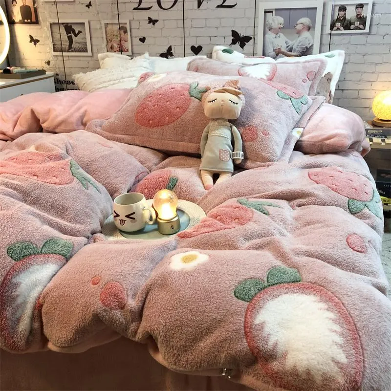 Beddengoed sets driedimensionale sneeuwvlok aardbei poeder dubbelzijdig fluwelen melkbed vierdelige slaapkamer quilt cover laken