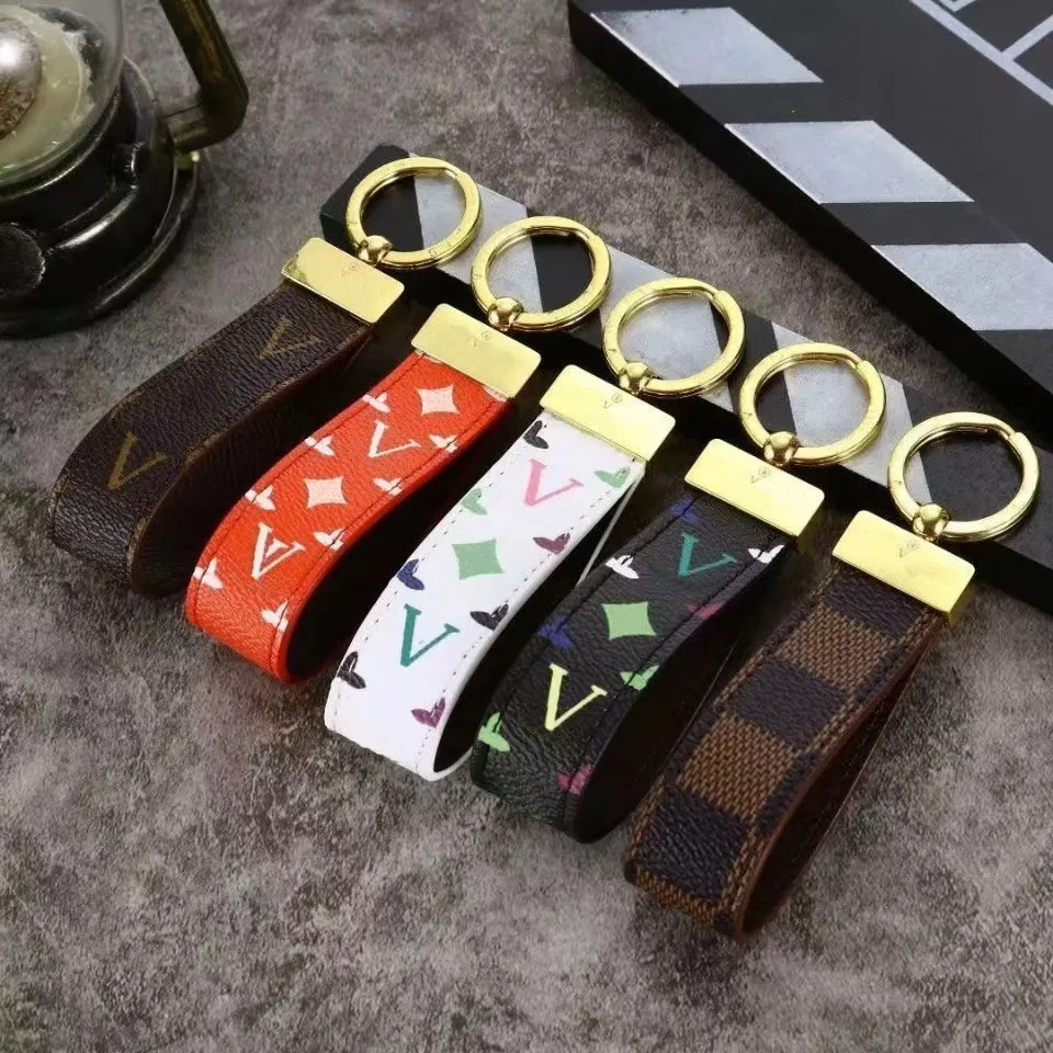 Keychain Designer Fashion Lovers Car key Buckle Fivela Luxury Carabiner Keychain Letras de couro Chaves de galinheiros para mulheres e homens Bolsas pendentes Chaves Boas Ninco